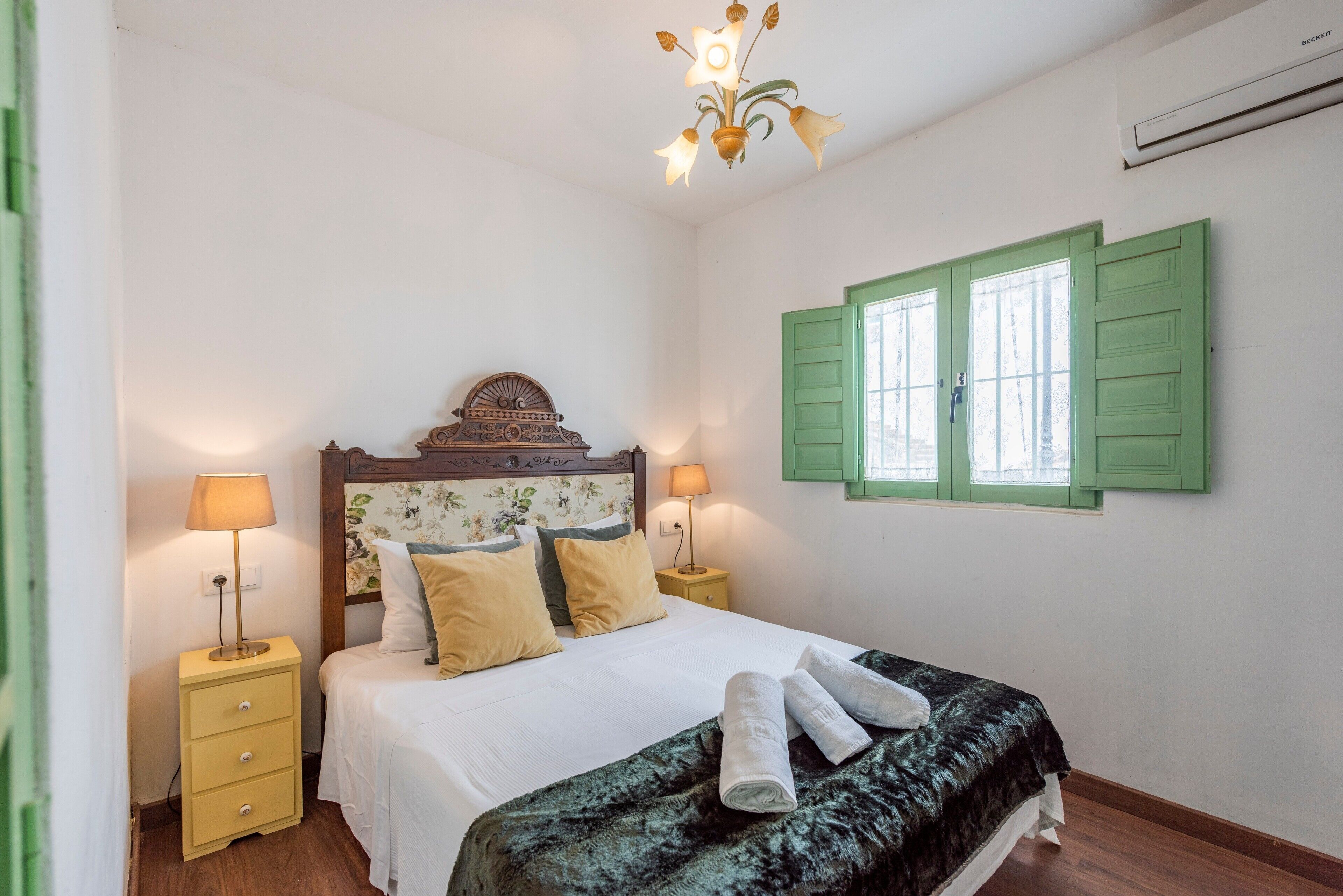 Tabla de planchar con plancha, wifi, ropa de cama