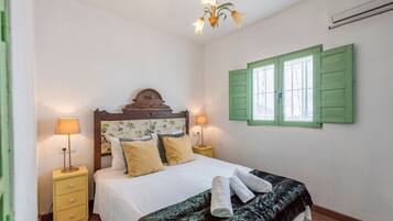 Tabla de planchar con plancha, wifi, ropa de cama