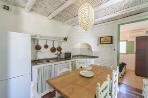 Fridge, microwave, oven, stovetop - Casa Spa De La Mariola, Rural Retreat with Private Spa in Seville (La Puebla de los Infantes)