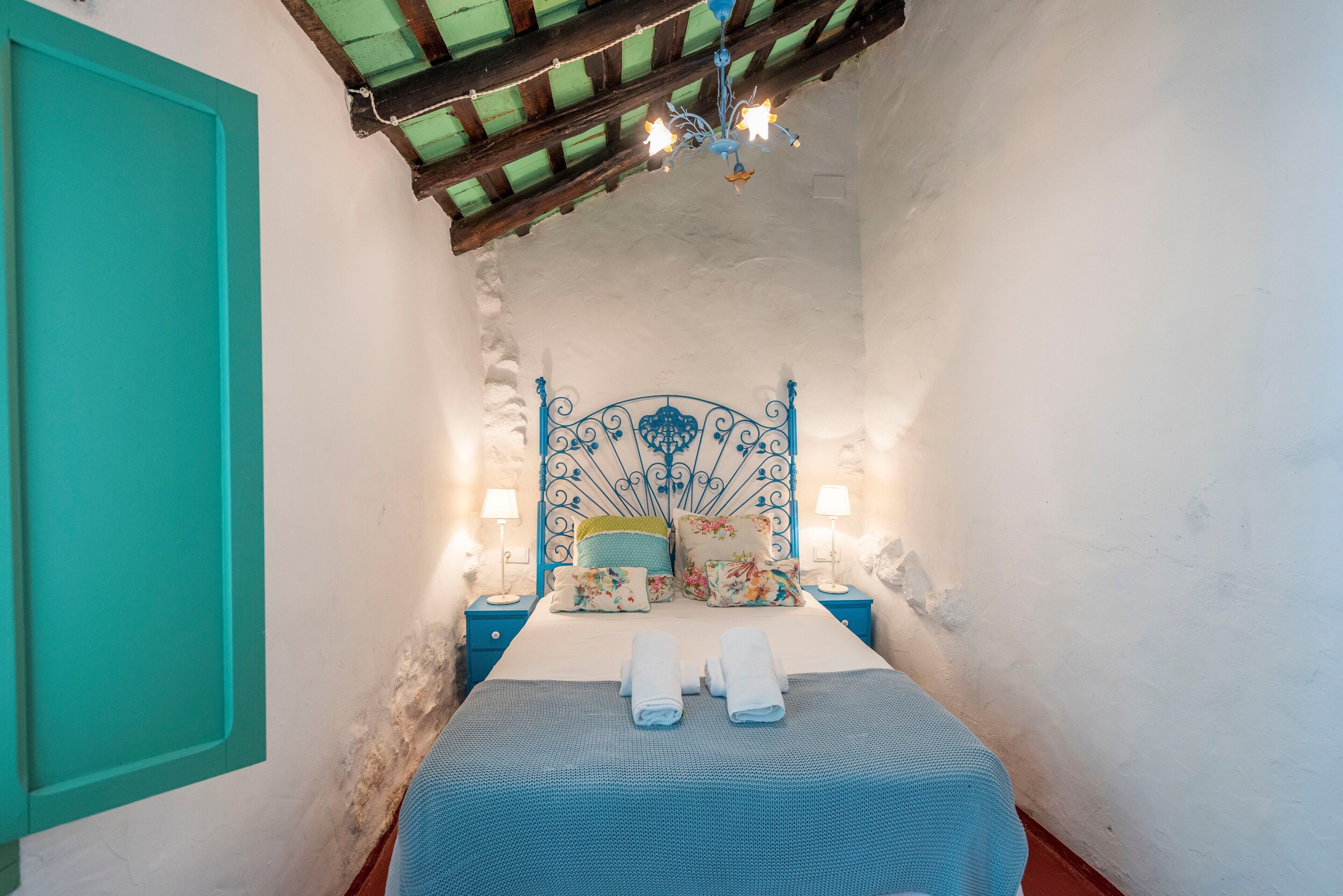 Tabla de planchar con plancha, wifi y ropa de cama 