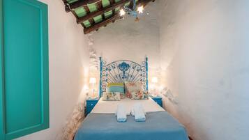 Tabla de planchar con plancha, wifi y ropa de cama
