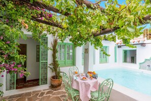 Outdoor dining - Casa Spa De La Mariola, Rural Retreat with Private Spa in Seville (La Puebla de los Infantes)