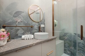 Shower, hair dryer, towels, shampoo - Elegant Apartment in the Center | View of the Oder River and Balcony (Wrocław)