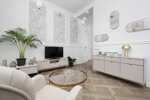 TV, offices - Elegant Apartment in the Center | View of the Oder River and Balcony (Wrocław)