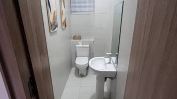 Deluxe Apartment, Air conditioning | Bathroom
