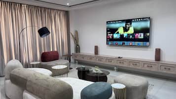 Deluxe Apartment, Air conditioning | Living area