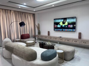 Deluxe Apartment, Air conditioning | Living area