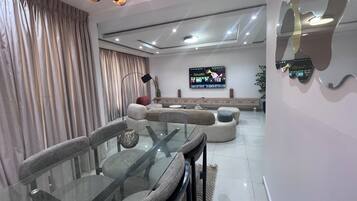 Deluxe Apartment, Air conditioning | Living area