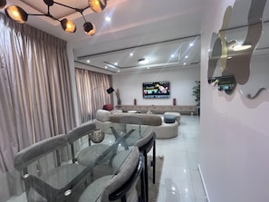 Deluxe Apartment, Air conditioning | Living area