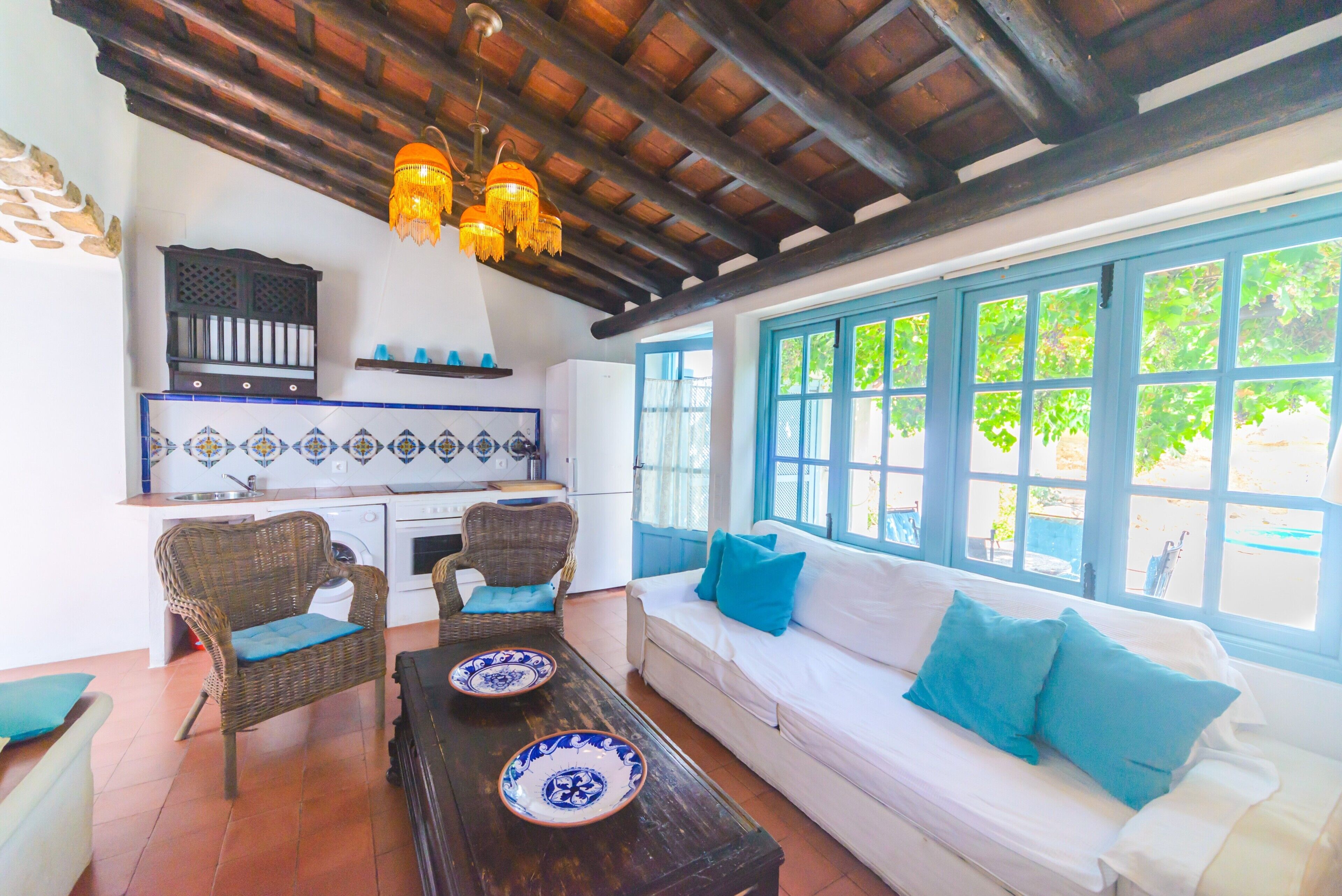 Una televisión, una chimenea
