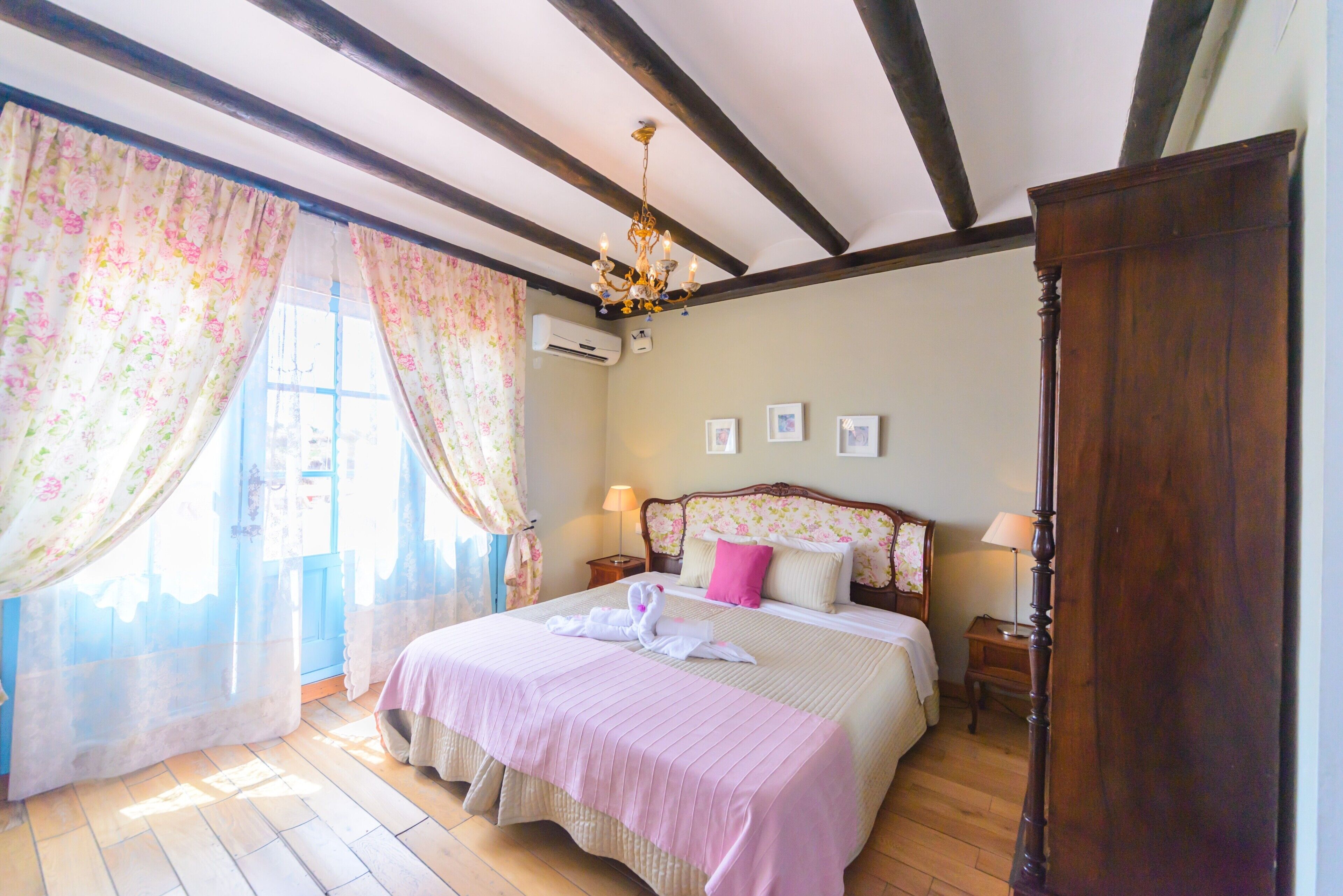 2 bedrooms, iron/ironing board, WiFi