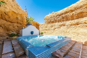 Outdoor spa tub - Casa Spa De La Agueda: Wellness and Relaxation in Peñaflor (Peñaflor)