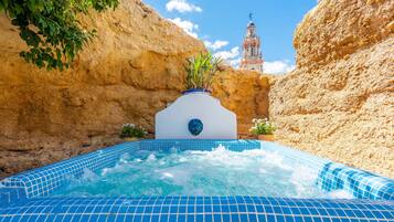 Bañera de hidromasaje al aire libre
