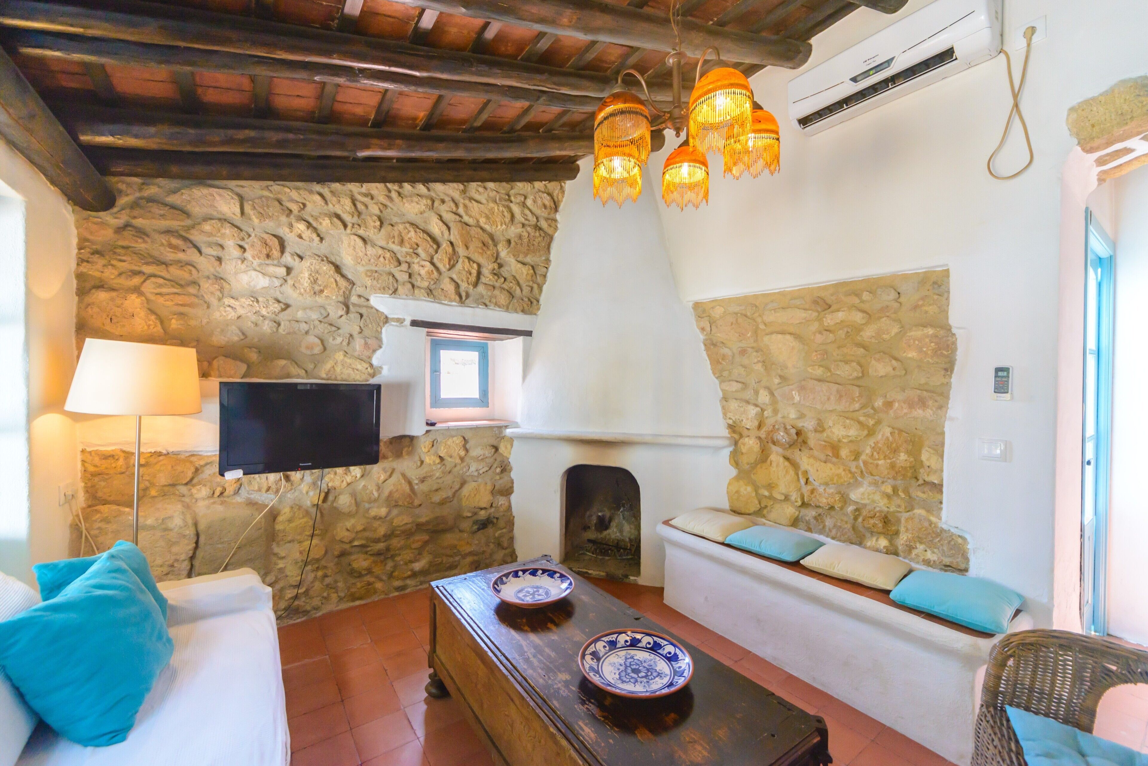 Una televisión, una chimenea