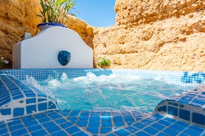 Outdoor spa tub - Casa Spa De La Agueda: Wellness and Relaxation in Peñaflor (Peñaflor)