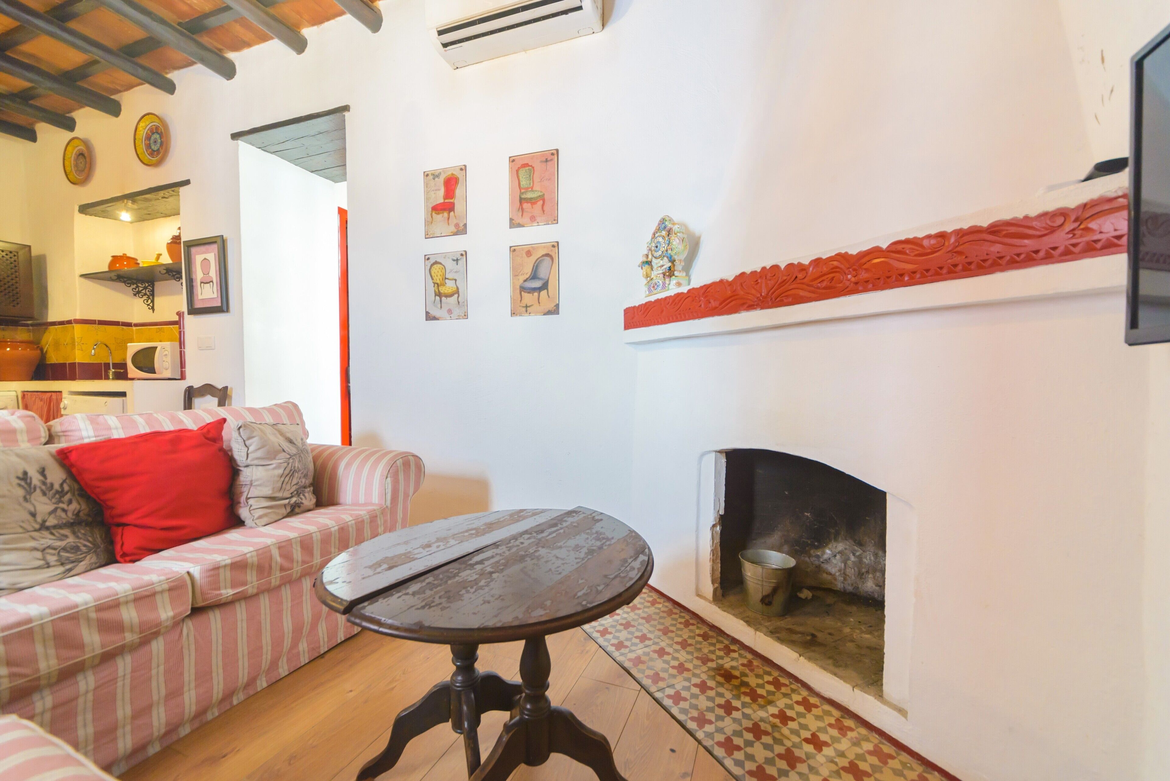 TV, fireplace
