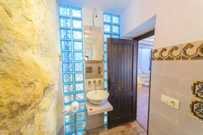 Bathroom - Casa de la Robledo, Intimate Rural Getaway in Peñaflor (Peñaflor)