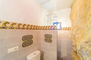 Douche, sèche-cheveux, serviettes fournies