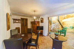 Dining - Casa de la Robledo, Intimate Rural Getaway in Peñaflor (Peñaflor)