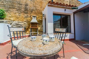 Outdoor dining - Casa de la Robledo, Intimate Rural Getaway in Peñaflor (Peñaflor)