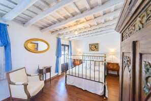 Room - Casa de la Robledo, Intimate Rural Getaway in Peñaflor (Peñaflor)