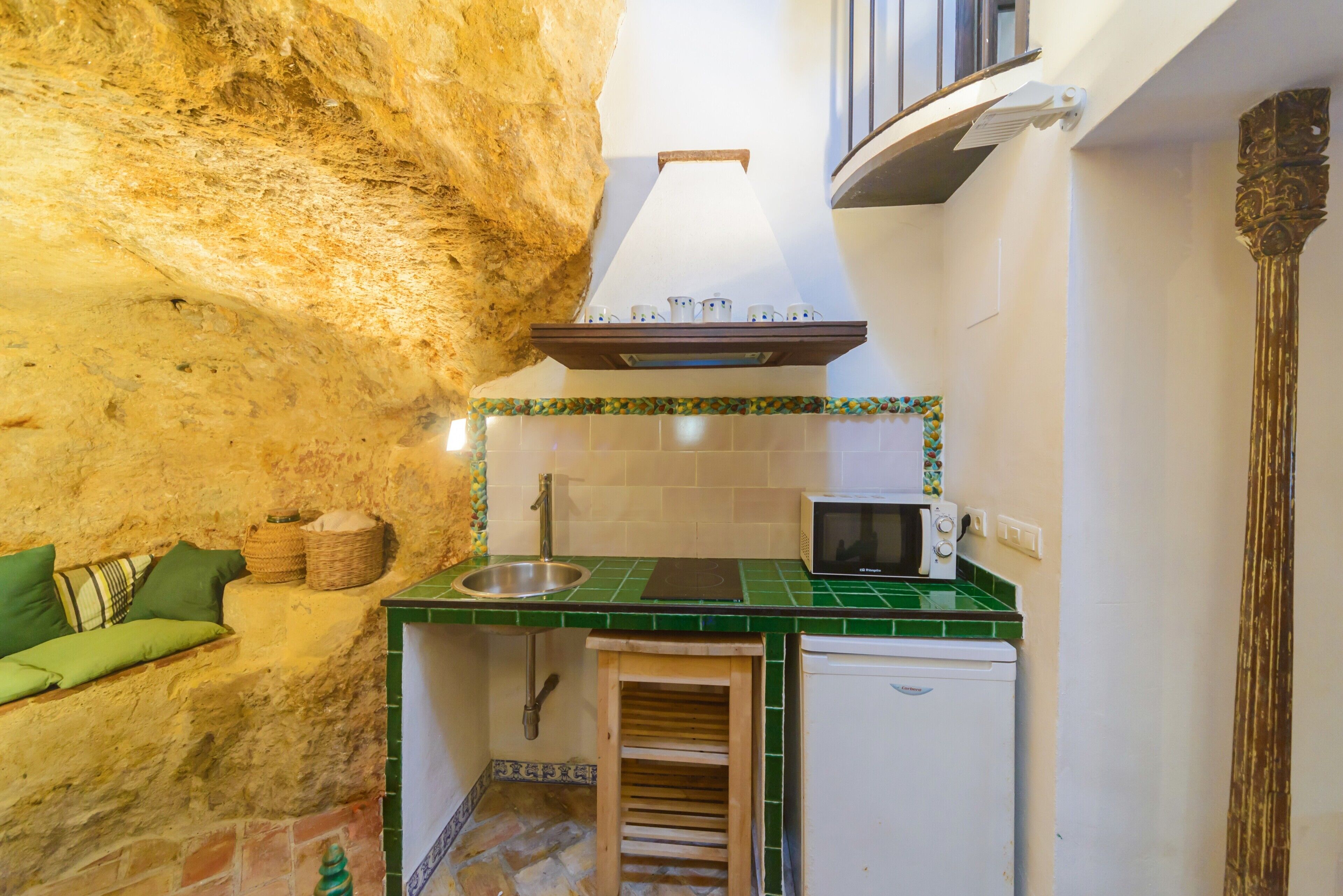 Frigorífico, microondas, placa de cocina y cafetera o tetera