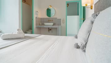 Tabla de planchar con plancha, wifi, ropa de cama
