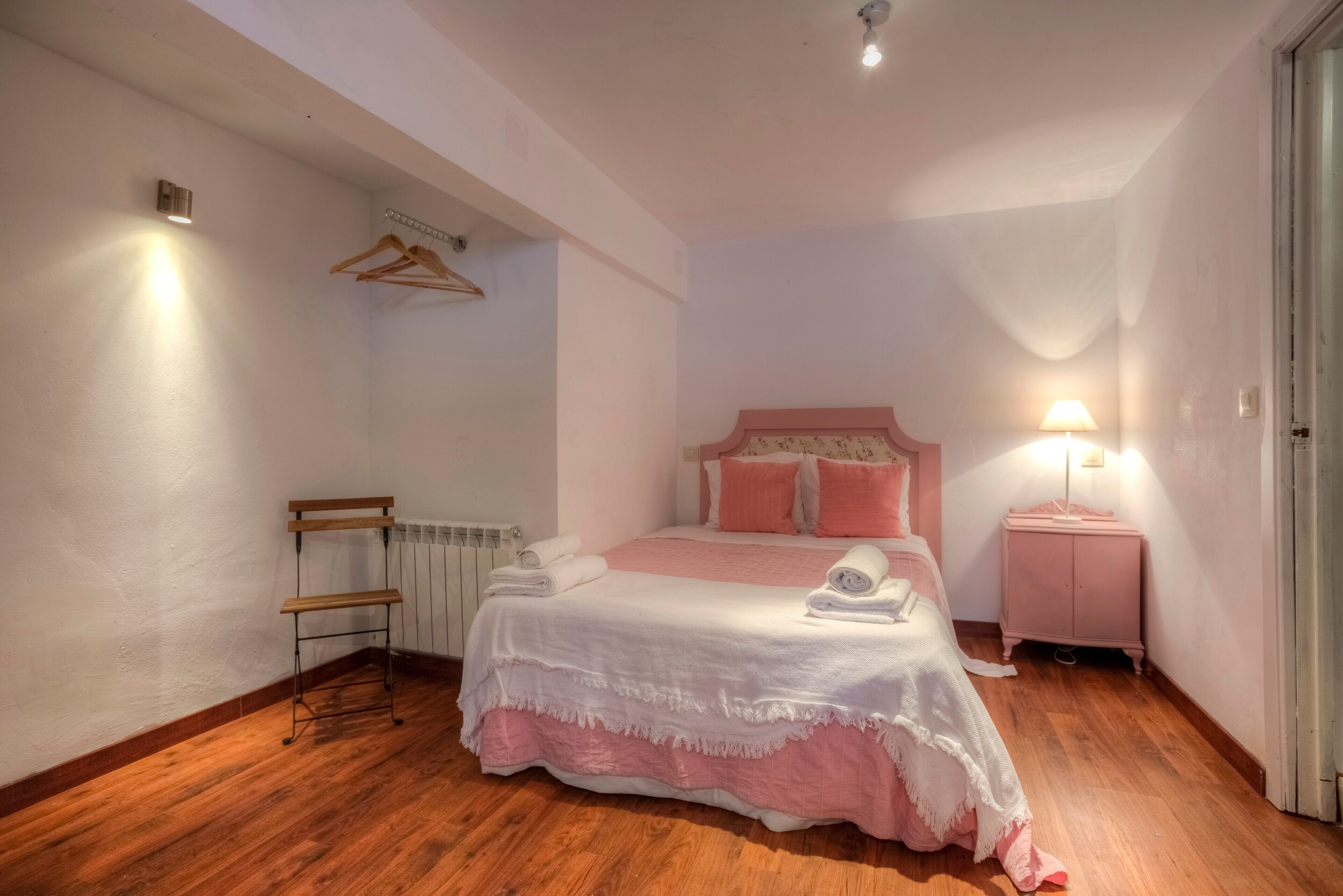 Tabla de planchar con plancha, wifi, ropa de cama