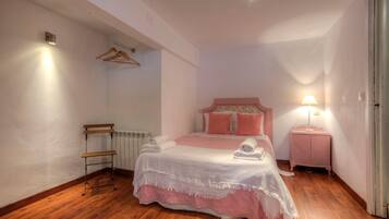 Tabla de planchar con plancha, wifi, ropa de cama