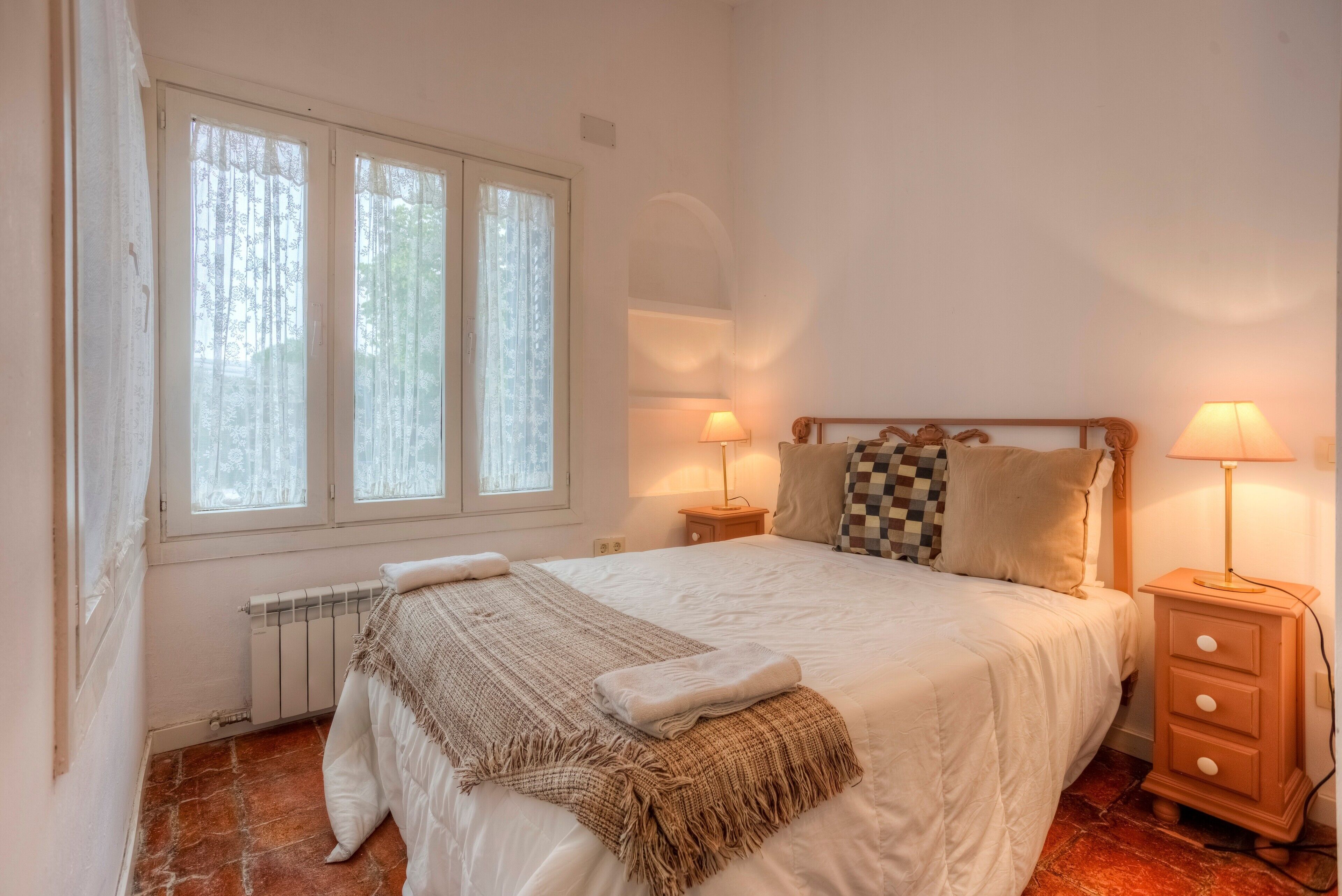 Iron/ironing board, WiFi, bed sheets