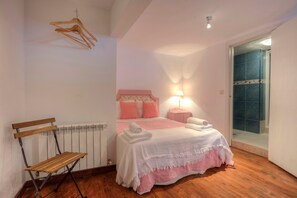 Tabla de planchar con plancha, wifi, ropa de cama