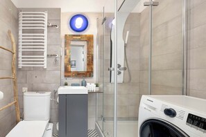 Shower, hair dryer, towels, shampoo - Unique Apartment | Air Conditioning | Remote Work (Lublin)
