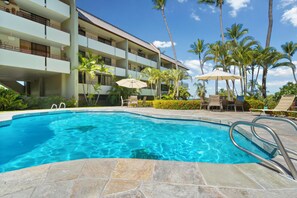 Pool - Summer Deal Beachfront Kona Condo with White Sand Beach Access (Kona)