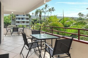 Outdoor dining - Summer Deal Beachfront Kona Condo with White Sand Beach Access (Kona)