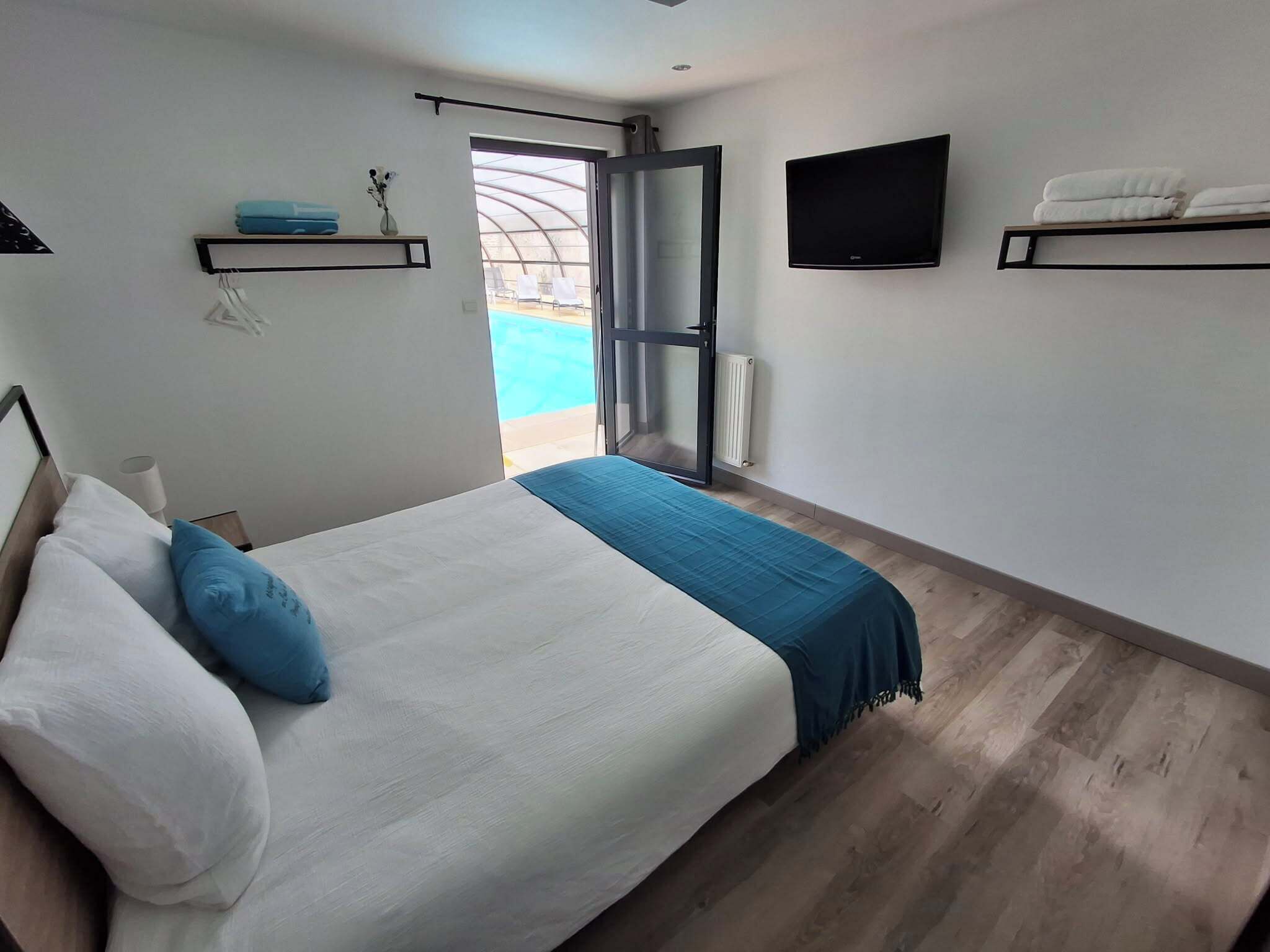 5 bedrooms, desk, iron/ironing board, travel crib