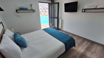 5 bedrooms, desk, iron/ironing board, travel crib