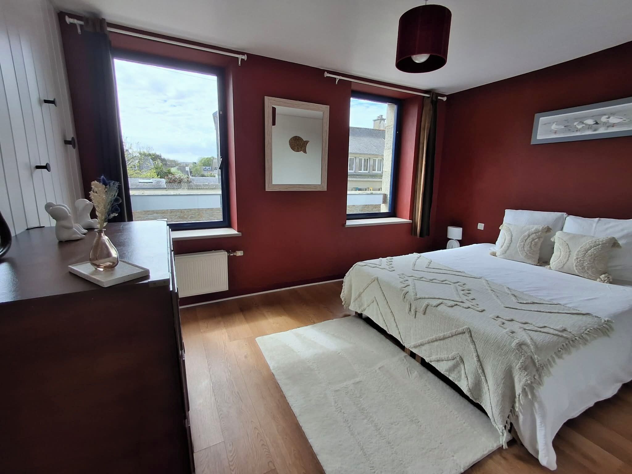 5 bedrooms, desk, iron/ironing board, travel cot