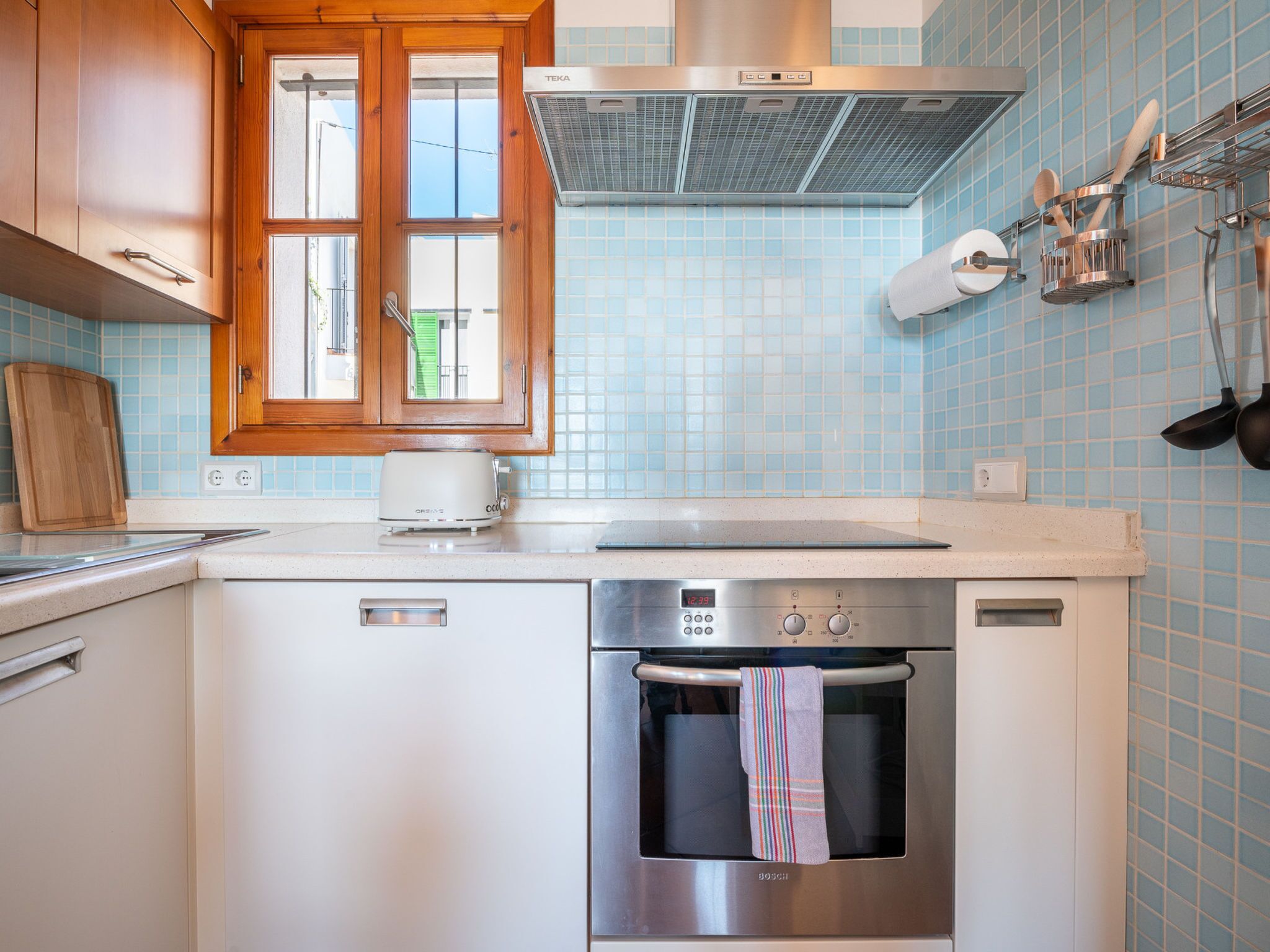 Fridge, microwave, oven, cookware/dishes/utensils