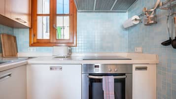 Fridge, microwave, oven, cookware/dishes/utensils