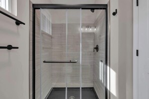 Shower, hair dryer, towels - New Columbus Studio Steps from Downtown and OTE (Columbus)