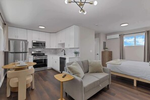 Interior - Bright New Studio  Walkable Olde Town East Parking (Columbus)