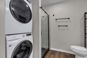 Shower, hair dryer, towels, shampoo - Bright New Studio  Walkable Olde Town East Parking (Columbus)