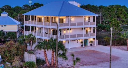 The most spectacular home on SGI! Sleeps 34, pool, Bay views, pet friendly
