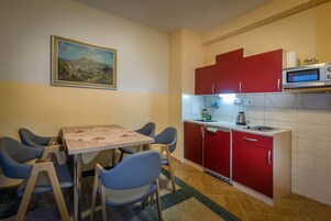 Apartamento, sacada, vista para a colina | Cozinha privada | Geladeira, micro-ondas, cooktop, chaleira elétrica