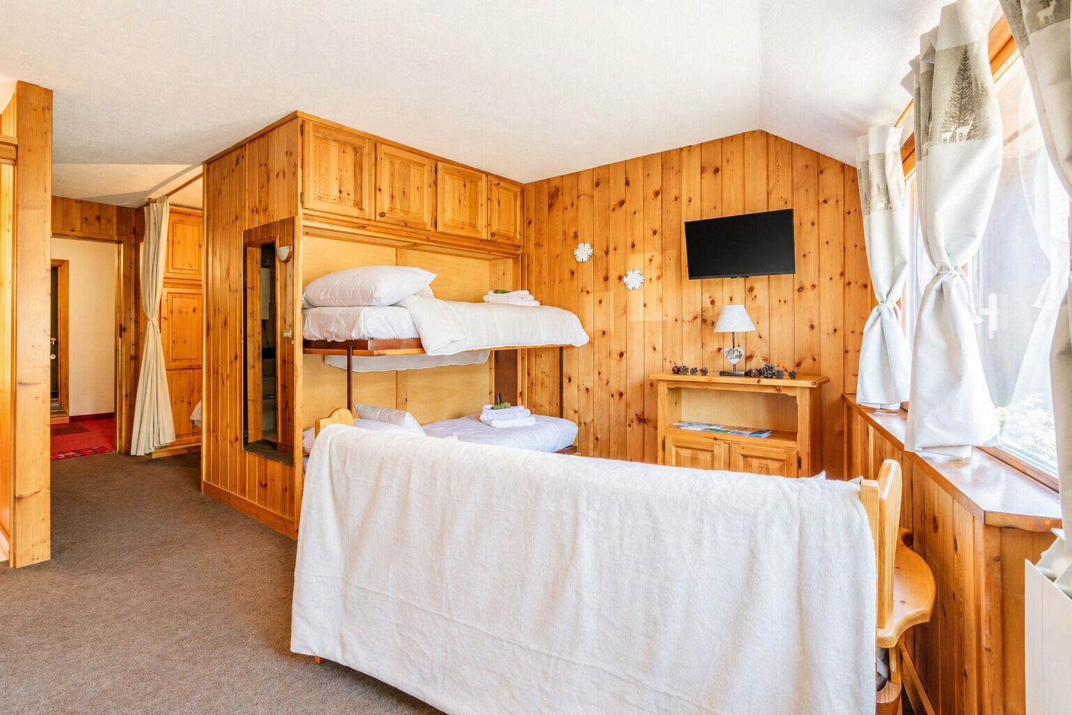 1 habitación, tabla de planchar con plancha y ropa de cama 