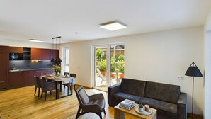 Eine moderne Wohnung mit Küche, Essbereich und Wohnzimmer.