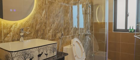 Ensemble douche/baignoire, sĂšche-cheveux, serviettes fournies, savon