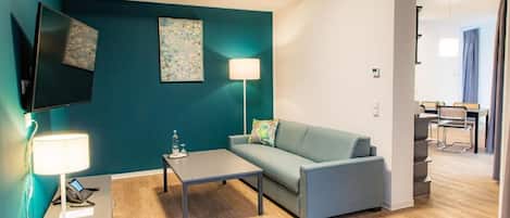 Deluxe Suite, Balcony, Lake View | Living area