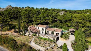 A villa with a stone facade, multiple rooms, and a driveway leading to a garage. - Villa des Serpolets, Alpilles view (Maussane-les-Alpilles)