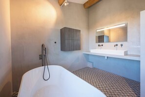 Douche, sèche-cheveux, serviettes fournies, shampoing